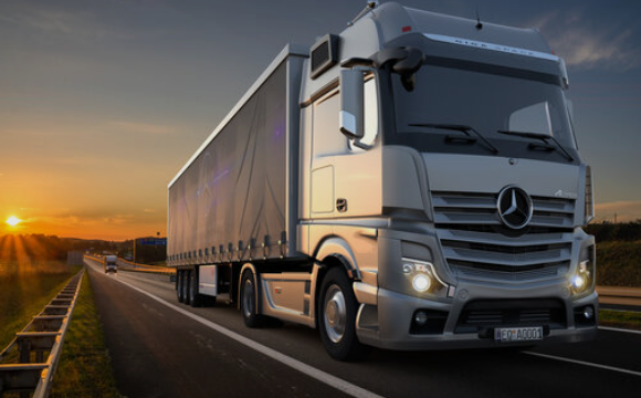 Camión Mercedes-Benz en ruta al atardecer
